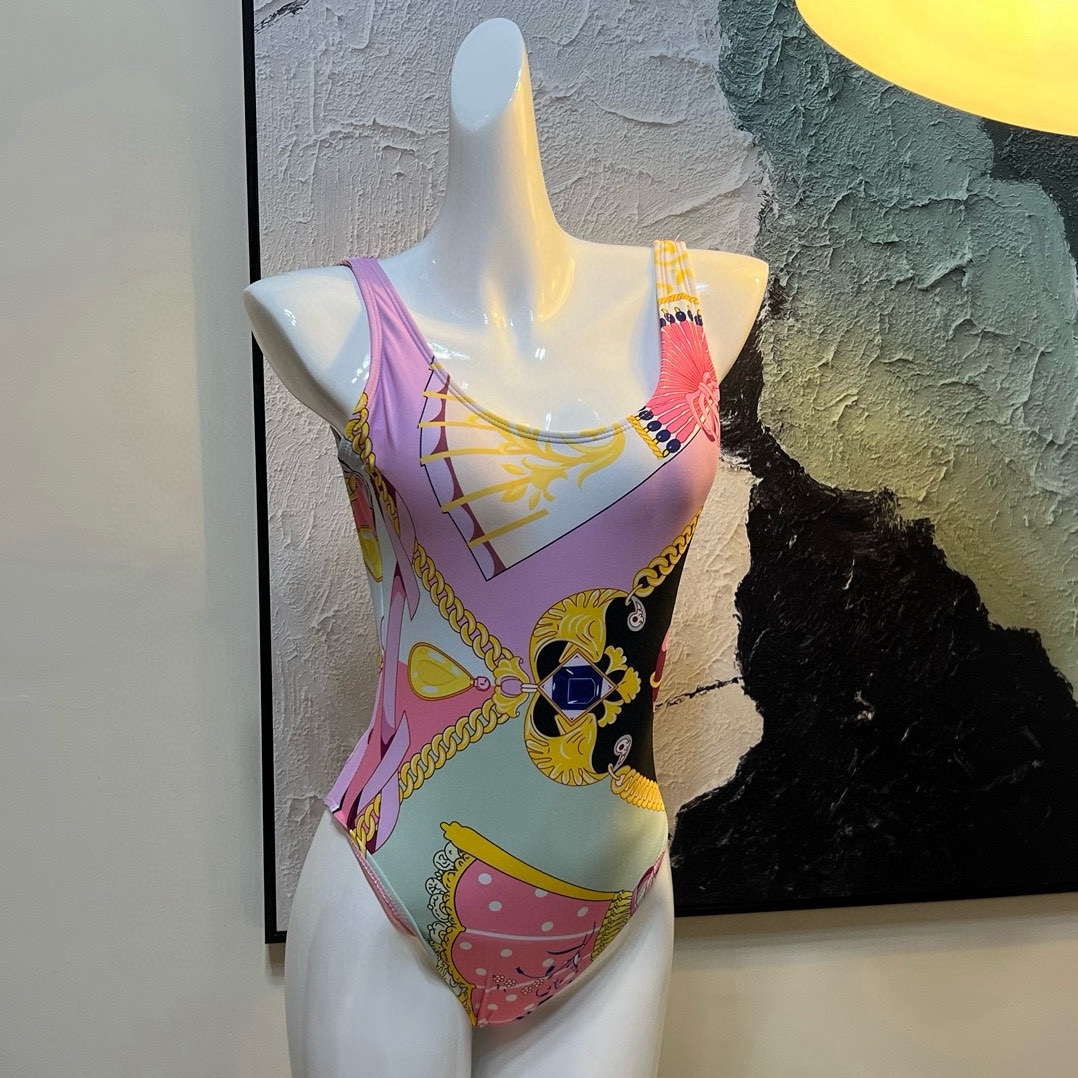  🆕
范思哲连体泳衣👙❤️😍🥰适合多种场景的游泳衣🏊‍♀️海边 游泳池 温泉 水上乐园 漂流都可以😌内搭