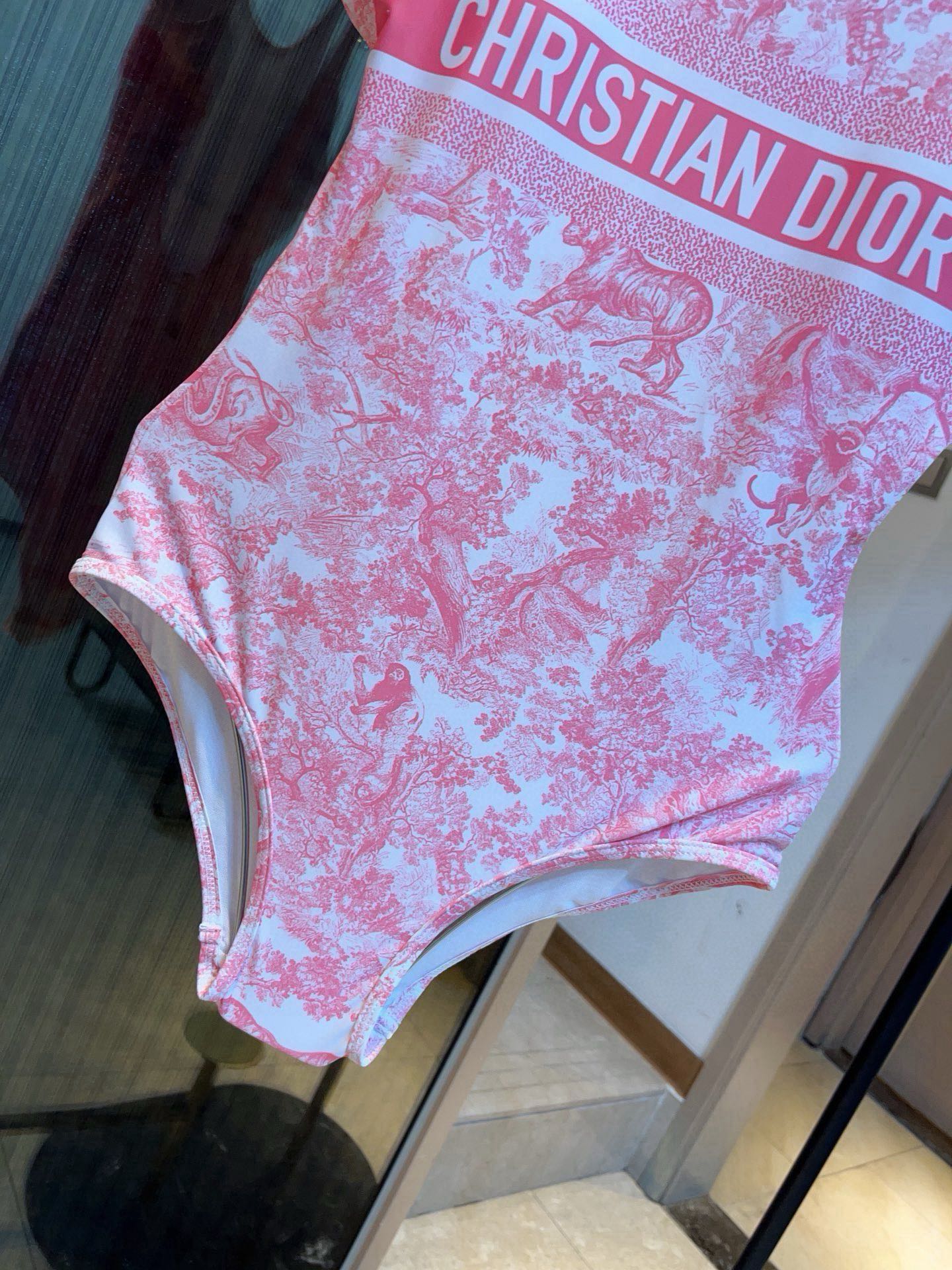 。
Dior 迪奥连体泳衣，收腰显瘦显腿长！超nice 平时可以配牛仔裤、短裤当连体衣穿！S ML