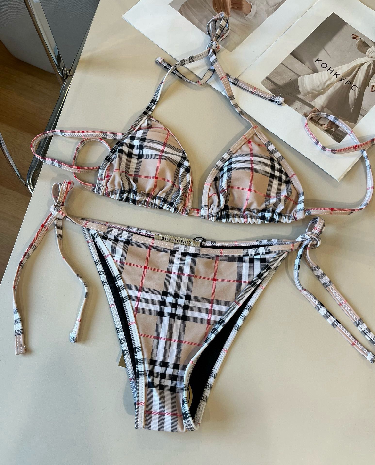  🆕


Burberry巴宝莉经典英伦格泳衣，实物实在太美了！拍不出来它的美😍谁穿谁美！很值得入手✋ 