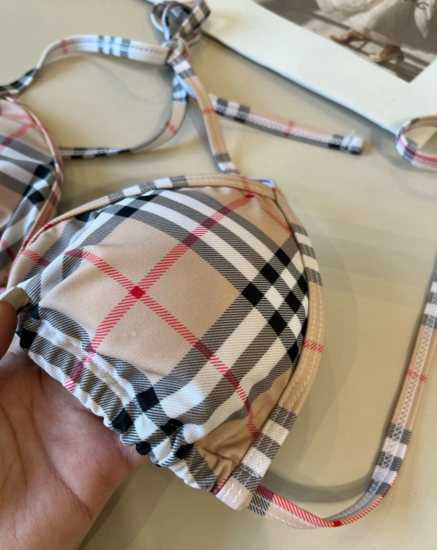  🆕


Burberry巴宝莉经典英伦格泳衣，实物实在太美了！拍不出来它的美😍谁穿谁美！很值得入手✋ 