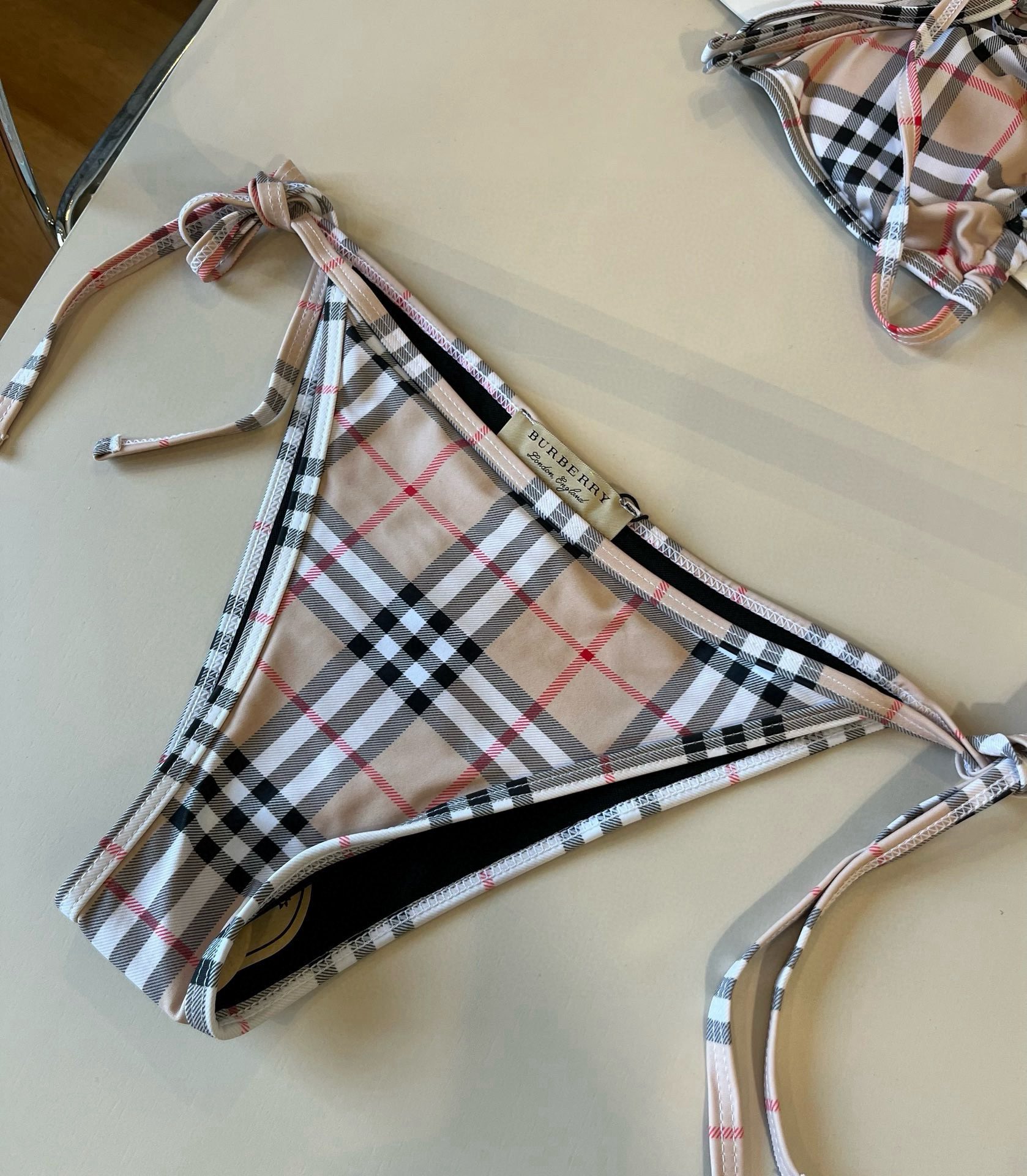  🆕


Burberry巴宝莉经典英伦格泳衣，实物实在太美了！拍不出来它的美😍谁穿谁美！很值得入手✋ 