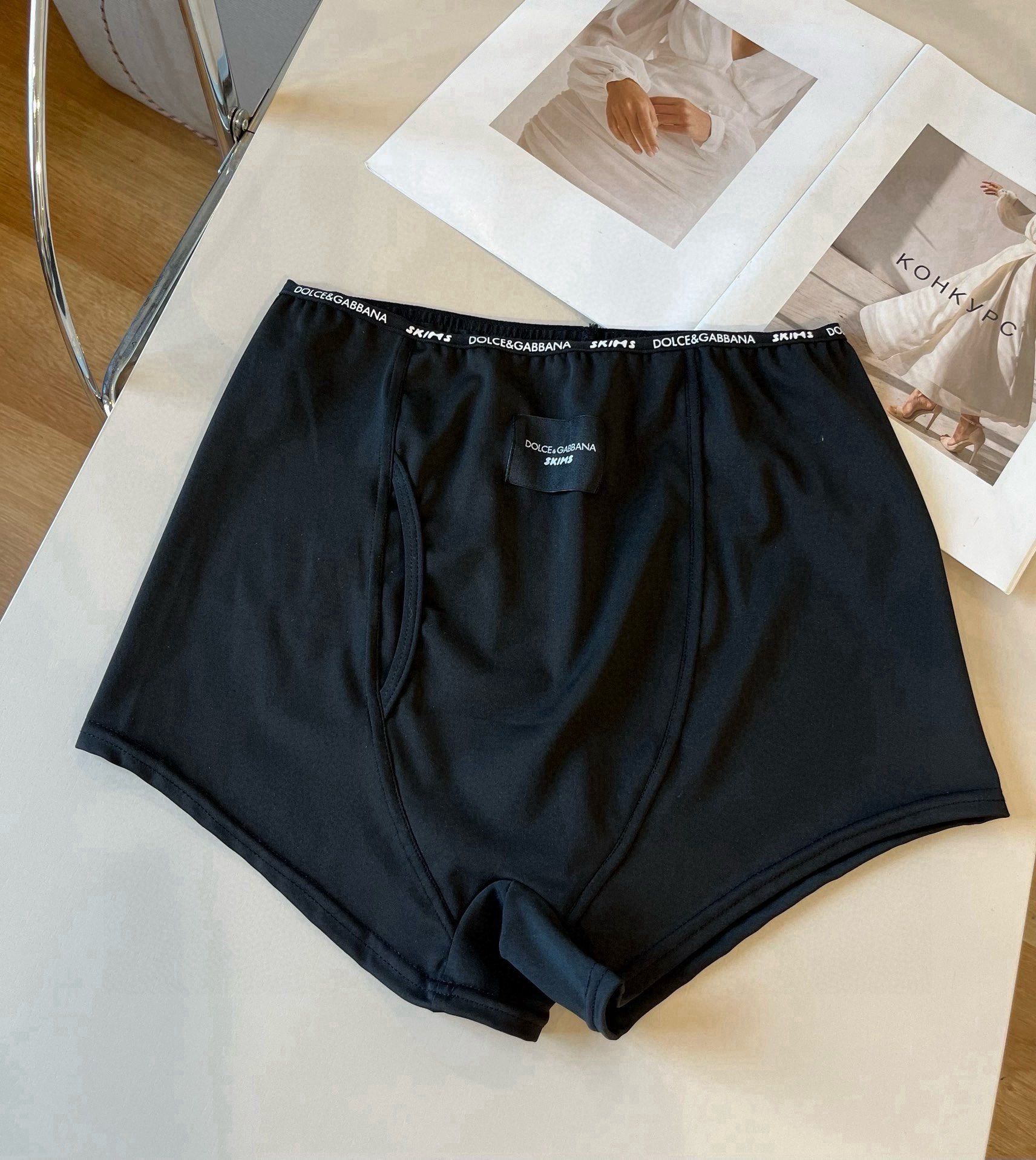  🆕
D&G杜嘉班纳新款织带比基尼分体泳衣套装 黑色白色ＳＭＬ
