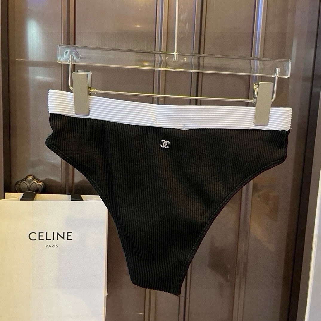  🆕
Chanel分体套装泳衣👙 上身超级棒！同步各大专柜发售，自然而然呈现时尚感！十分减龄，具有年轻活
