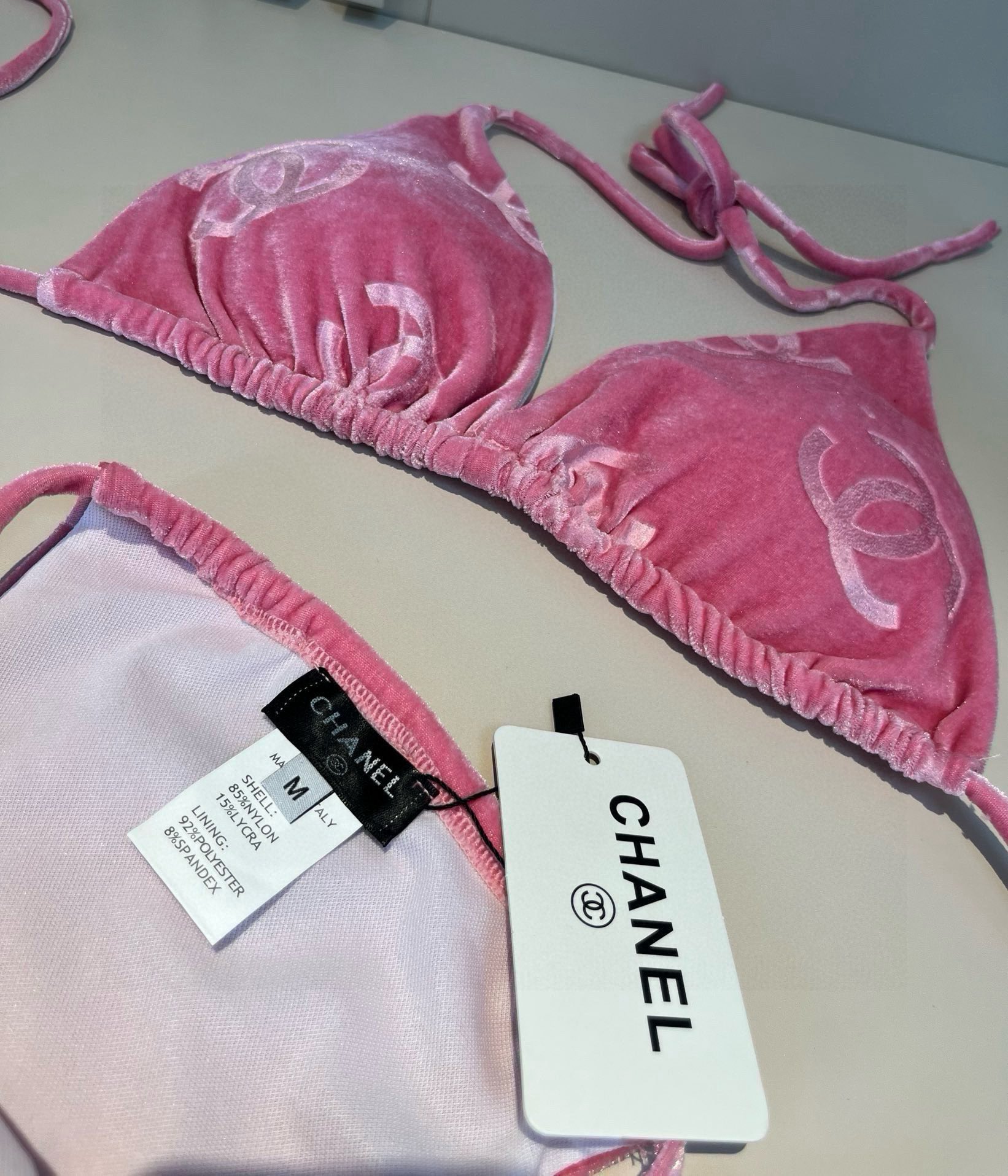 。
Chanel香奈儿灯芯绒经典比基尼三件套👙❤️😍🥰适合多种场景的游泳衣🏊‍♀️海边 游泳池 温泉 水