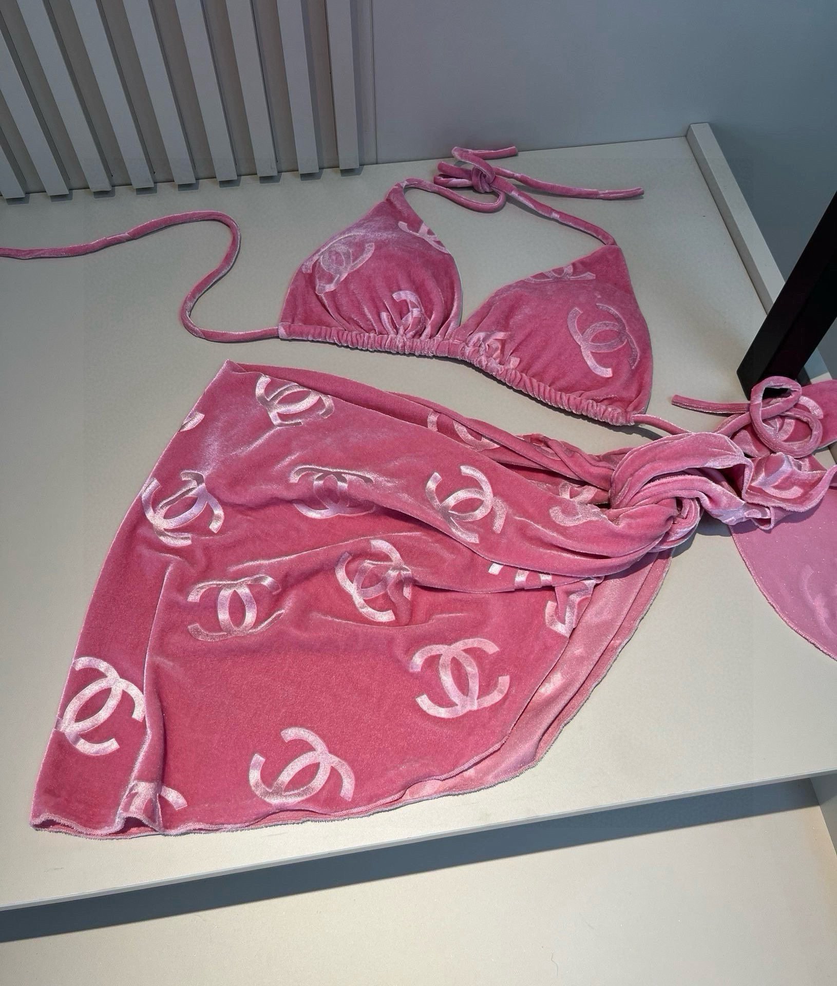 。
Chanel香奈儿灯芯绒经典比基尼三件套👙❤️😍🥰适合多种场景的游泳衣🏊‍♀️海边 游泳池 温泉 水