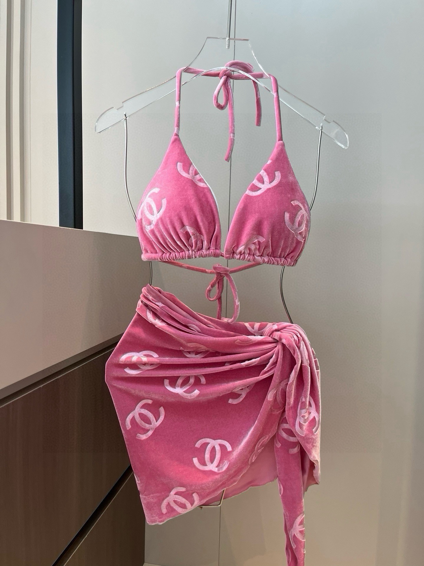 。
Chanel香奈儿灯芯绒经典比基尼三件套👙❤️😍🥰适合多种场景的游泳衣🏊‍♀️海边 游泳池 温泉 水