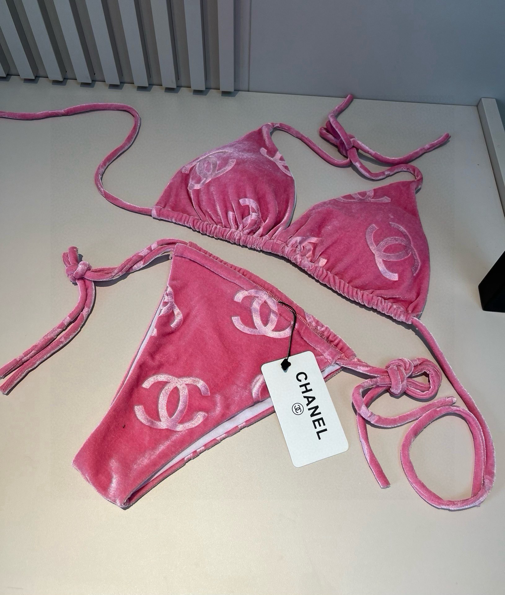 。
Chanel香奈儿灯芯绒经典比基尼三件套👙❤️😍🥰适合多种场景的游泳衣🏊‍♀️海边 游泳池 温泉 水