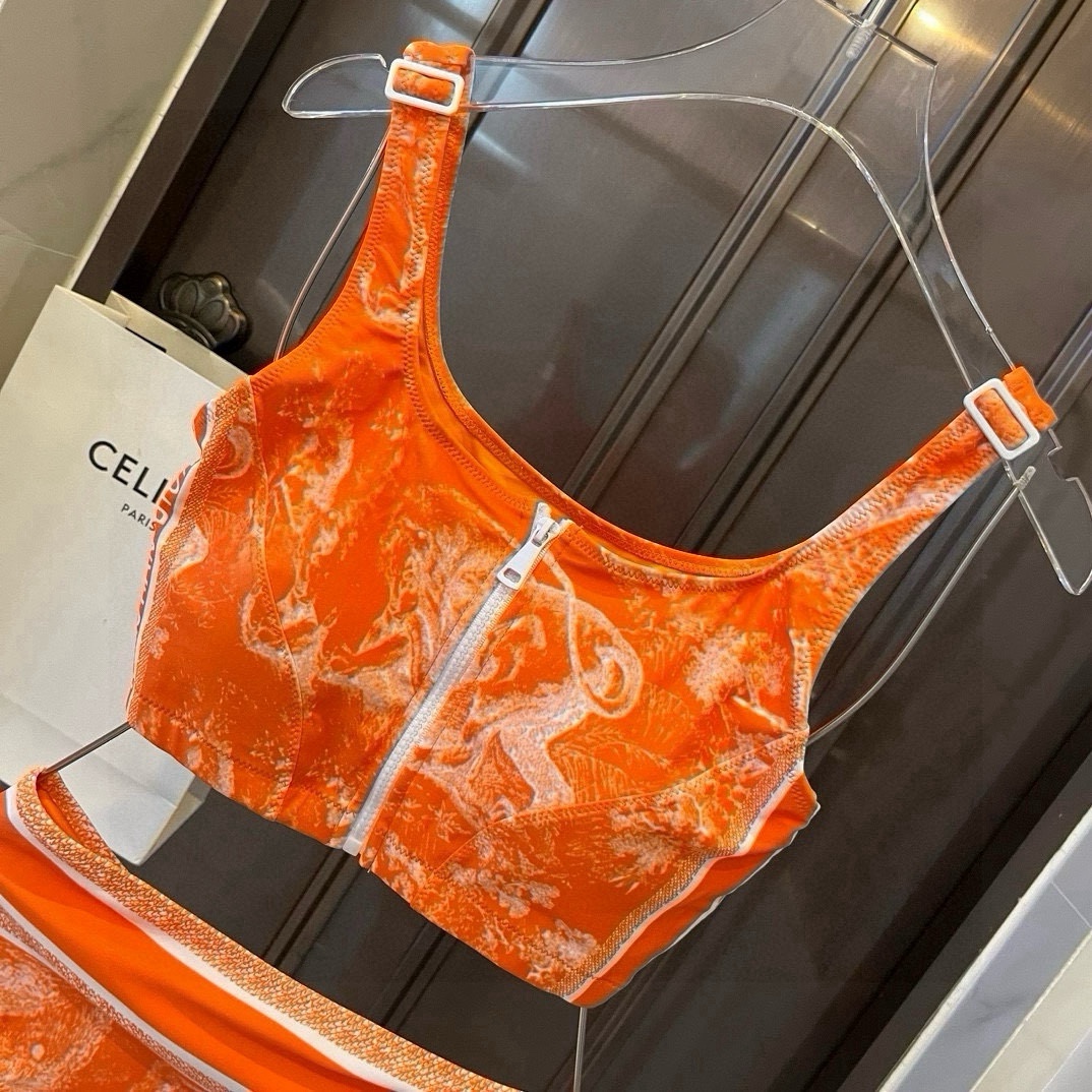 。
Dior 迪奥新款分体泳衣😍🥰适合多种场景的游泳衣🏊‍♀️海边 游泳池 温泉 水上乐园 漂流都可以😌