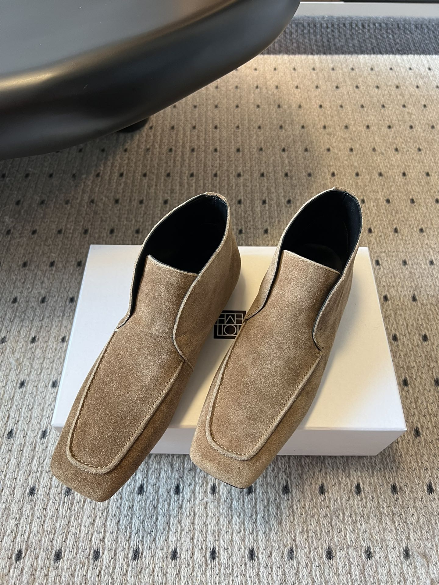 
Toteme 25SS 新款 高邦乐福鞋

无论是手感还是上脚都超级软，没有最软，只有更软，这是光脚穿