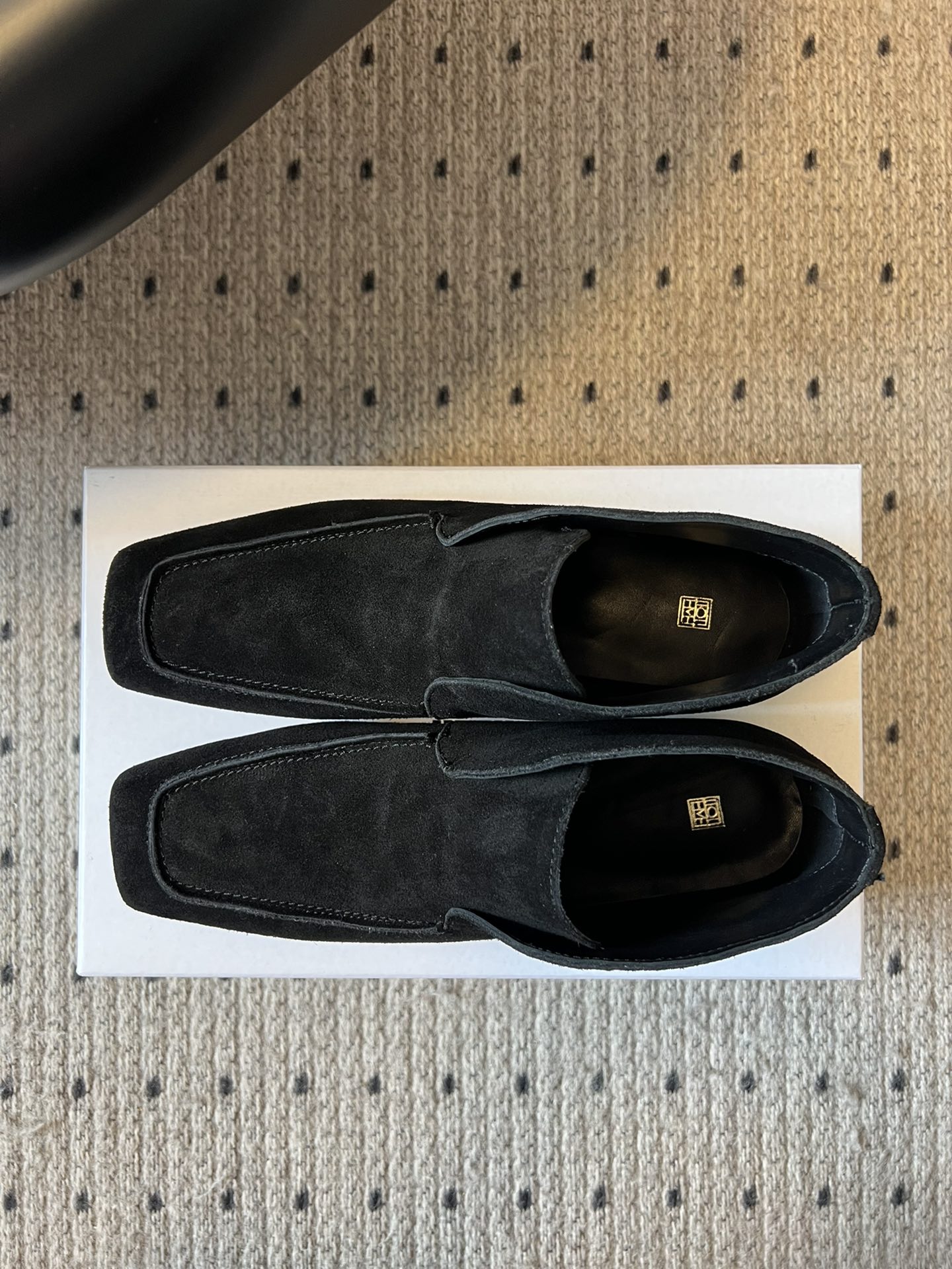 
Toteme 25SS 新款 高邦乐福鞋

无论是手感还是上脚都超级软，没有最软，只有更软，这是光脚穿