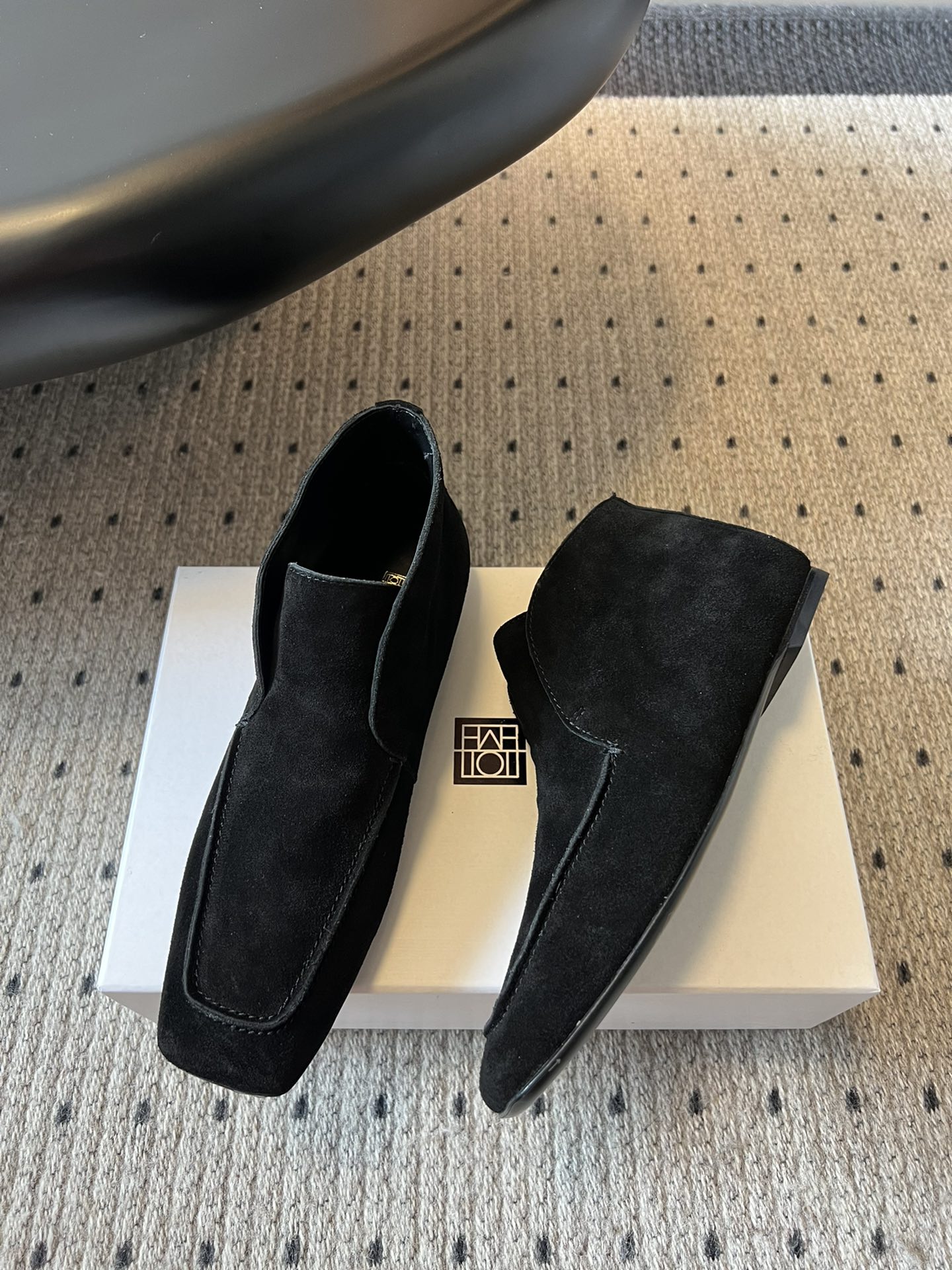 
Toteme 25SS 新款 高邦乐福鞋

无论是手感还是上脚都超级软，没有最软，只有更软，这是光脚穿