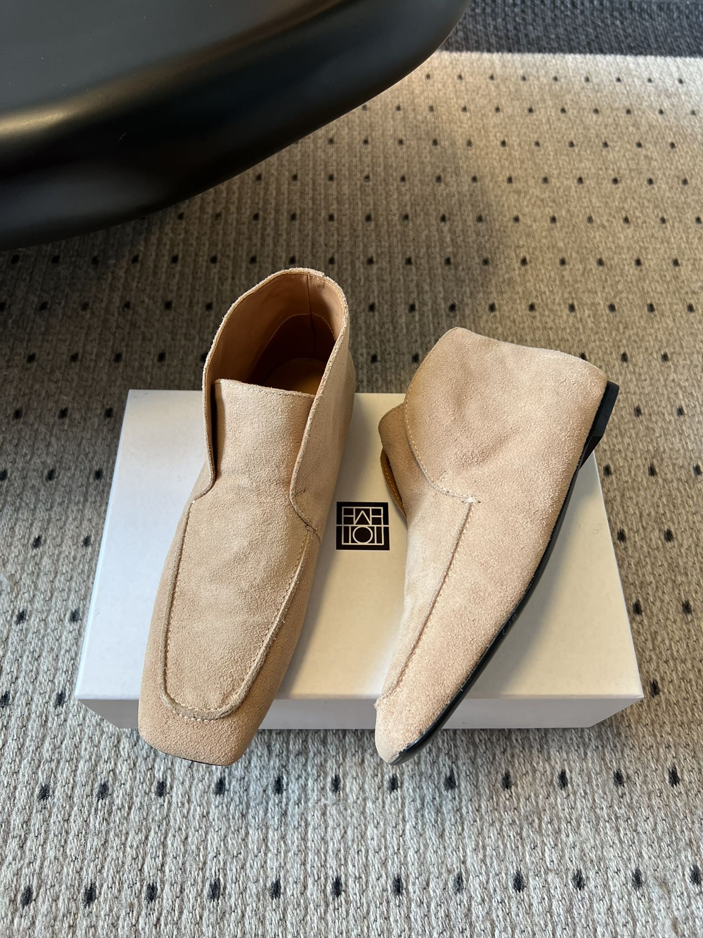 
Toteme 25SS 新款 高邦乐福鞋

无论是手感还是上脚都超级软，没有最软，只有更软，这是光脚穿