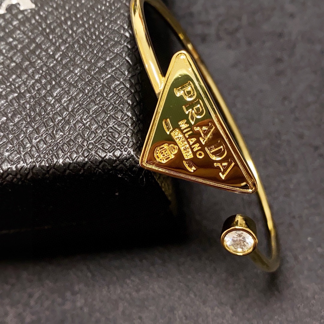 Luxury Prada Triangle Watch: High-Quality Steel, Fine Craft, £240 Price - 图片 4