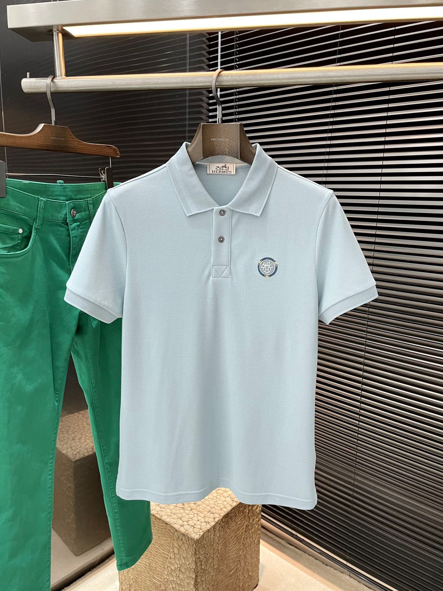 NO:452490,P HERMES (Hermes) has the latest POLO short-sleeved sleeves in spring and summer. It uses the latest spandex fabric, which is resistant to washing and not easy to fade. It has soft touch and soft and comfortable ingredients. Classic design style. Special customization. Simple cutting and splicing reflects the extraordinary craftsmanship of workers and is full of high-end fashion!  The style is quite good at casual and versatile. Size M-3XL, hermes, hermes, T-shirt, alexander wang19860909P  HERMES（爱马仕）年春夏最新款POLO短袖,采用最新氨纶面料,耐水洗不易掉色,手感柔软、成分柔软舒适 经典设计风格 特殊定制 简单的裁剪方式拼接,体现出工人不凡的工艺,高端时尚感十足！版型相当赞休闲百搭款.尺码 M-3XL,,hermes,hermes,T-shirt,alexander wang,Men's clothing