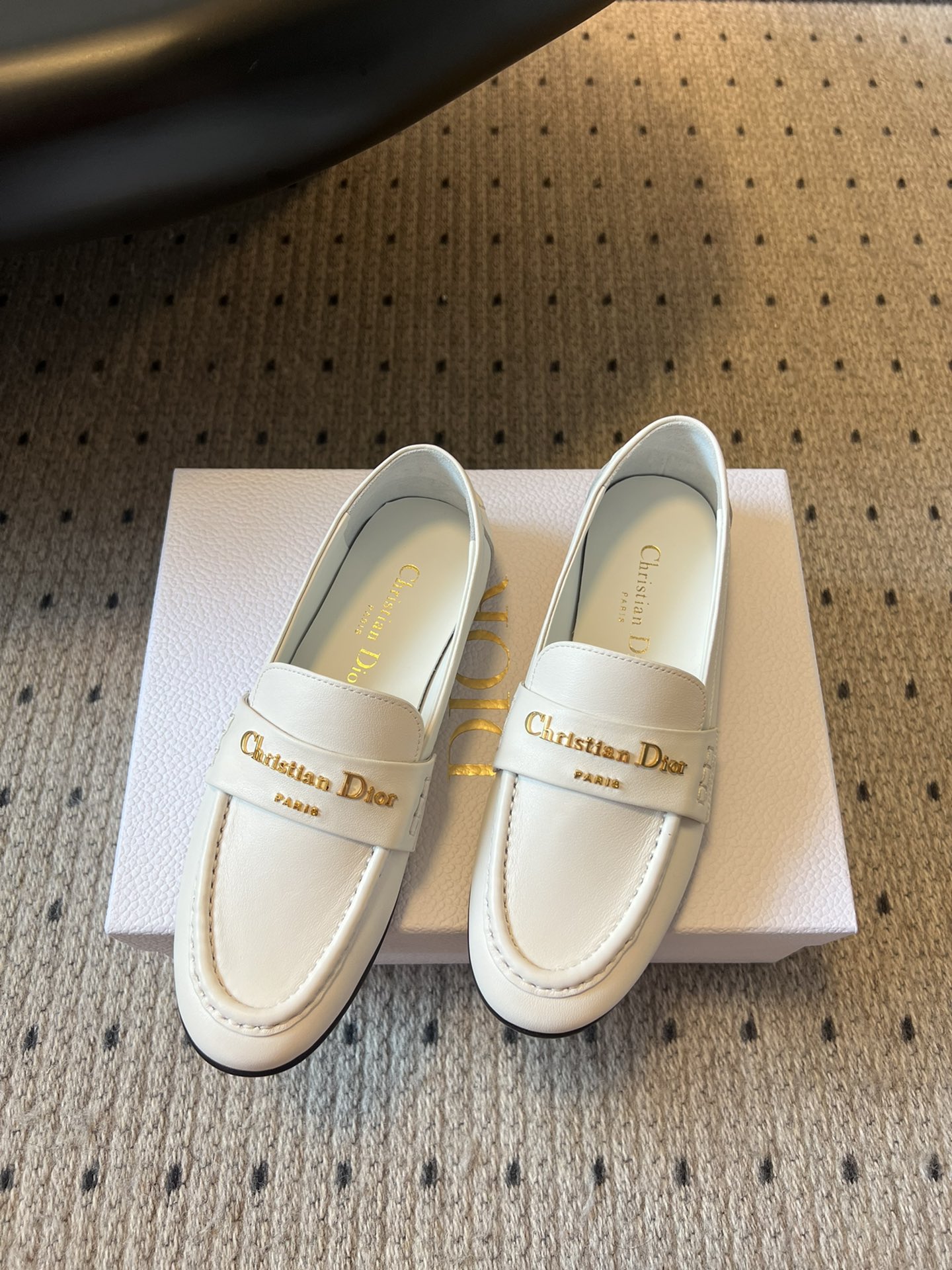 
Dio* 25ss 春夏新款Dior圆头平底乐福鞋

这款 My Dior 露跟高跟鞋是2025春夏成
