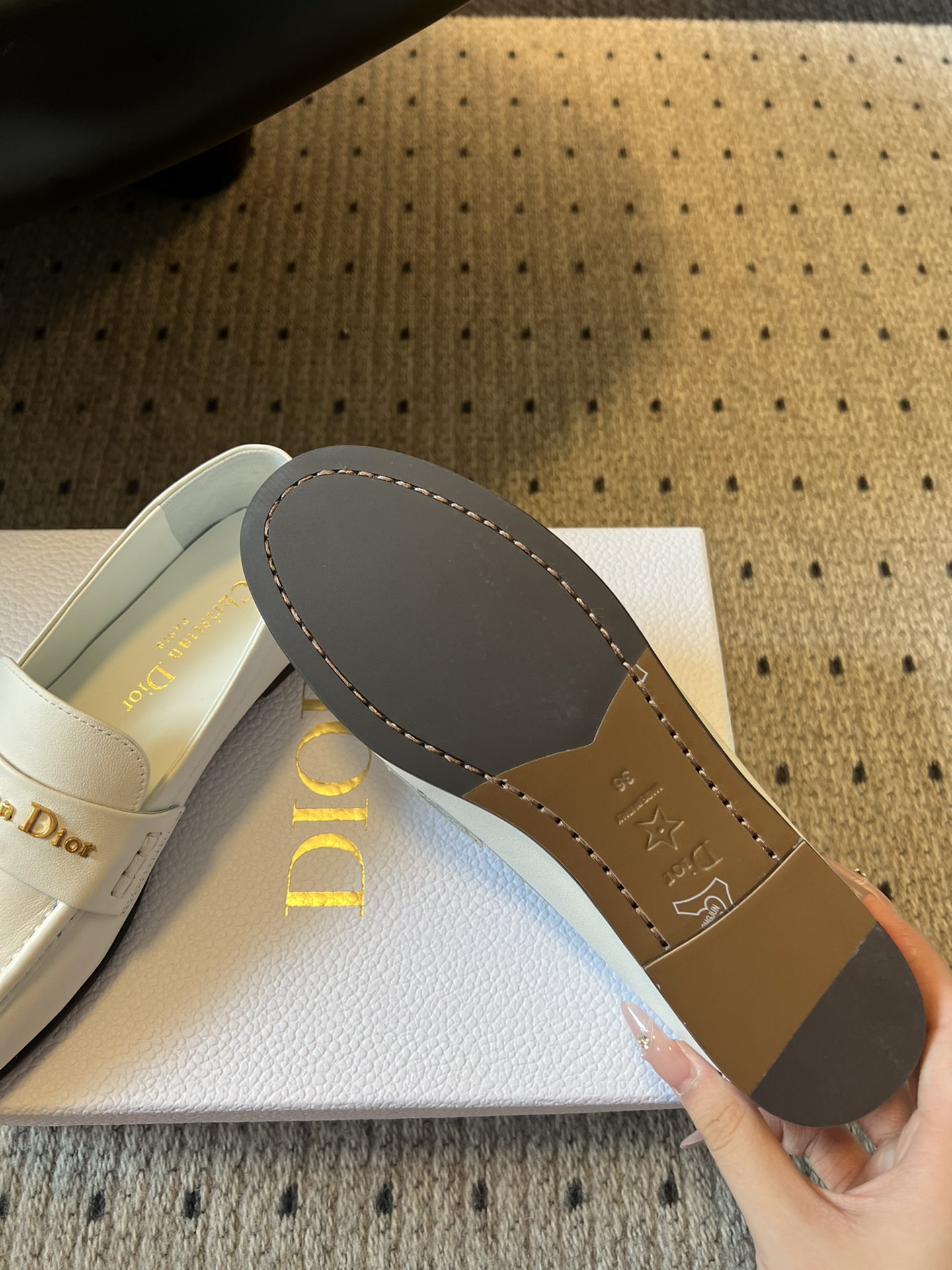 
Dio* 25ss 春夏新款Dior圆头平底乐福鞋

这款 My Dior 露跟高跟鞋是2025春夏成