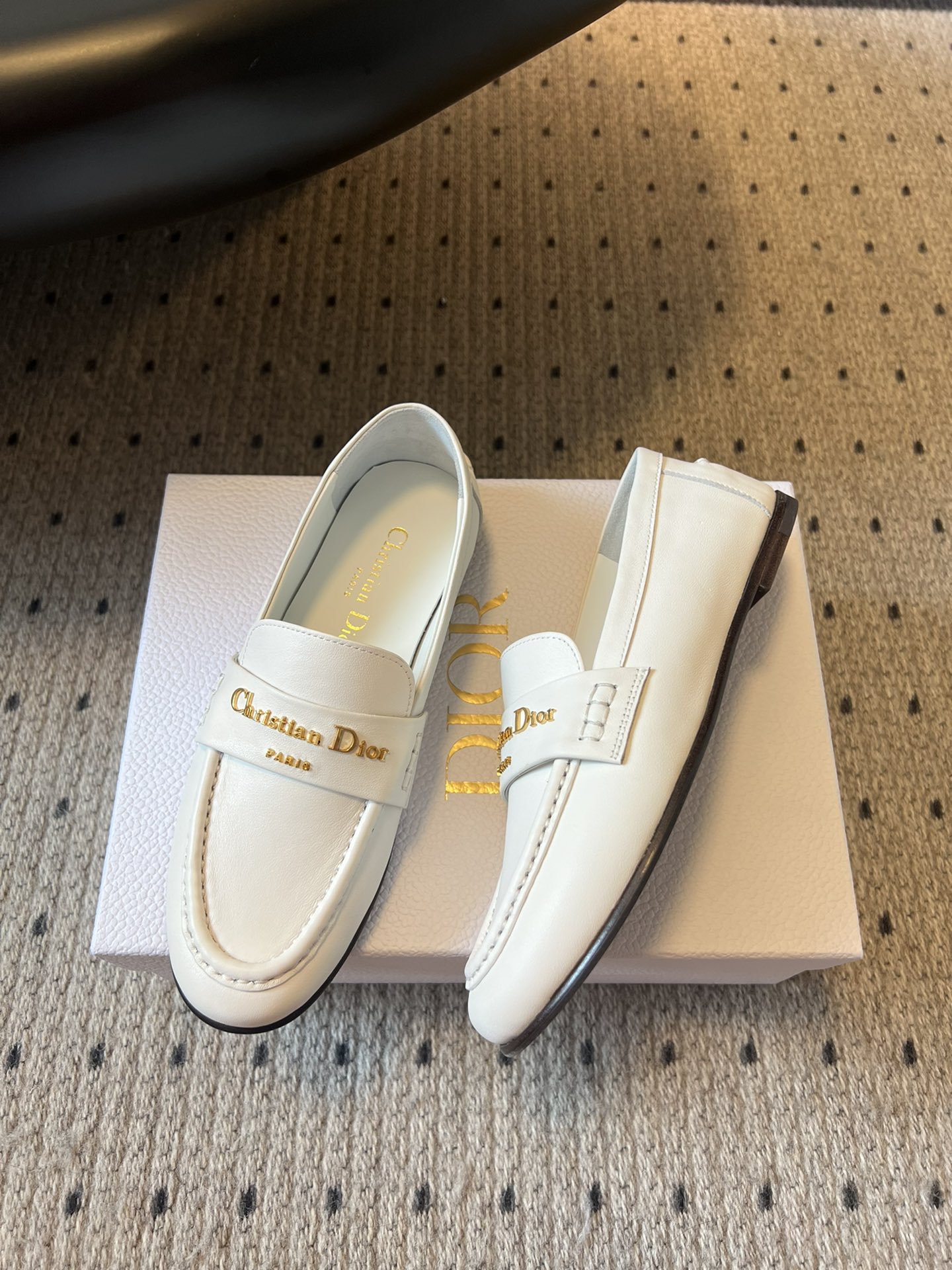 
Dio* 25ss 春夏新款Dior圆头平底乐福鞋

这款 My Dior 露跟高跟鞋是2025春夏成