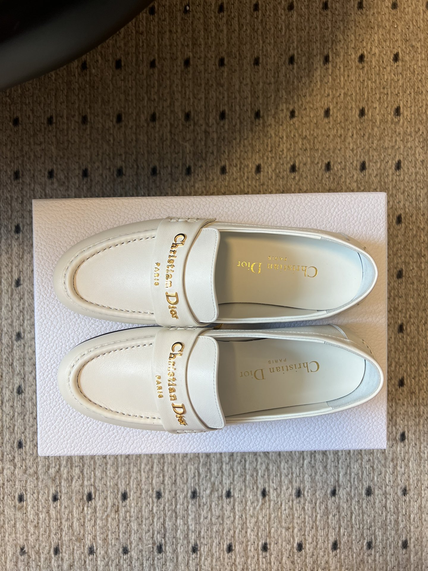 
Dio* 25ss 春夏新款Dior圆头平底乐福鞋

这款 My Dior 露跟高跟鞋是2025春夏成