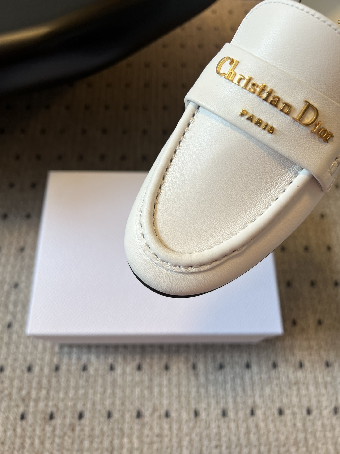 
Dio* 25ss 春夏新款Dior圆头平底乐福鞋

这款 My Dior 露跟高跟鞋是2025春夏成
