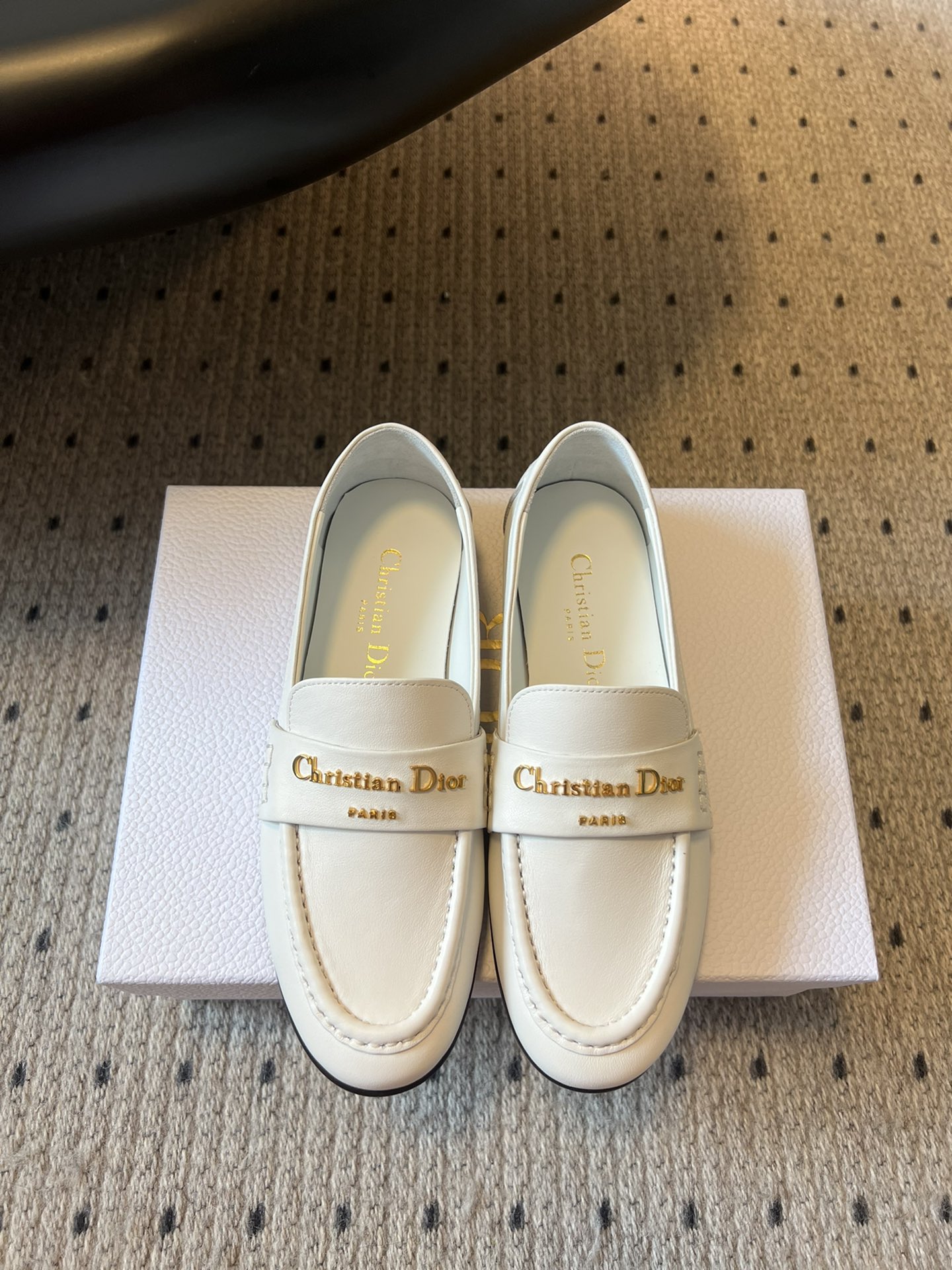 
Dio* 25ss 春夏新款Dior圆头平底乐福鞋

这款 My Dior 露跟高跟鞋是2025春夏成