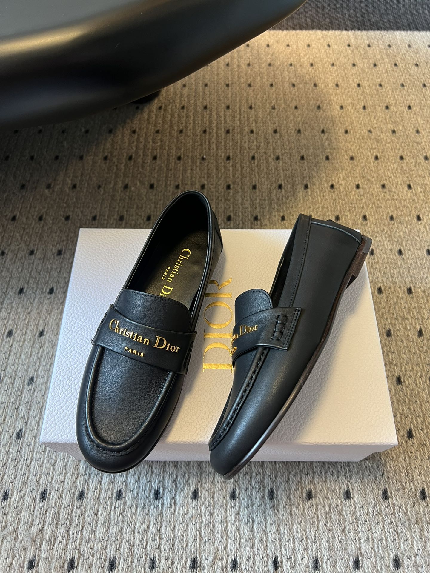 
Dio* 25ss 春夏新款Dior圆头平底乐福鞋

这款 My Dior 露跟高跟鞋是2025春夏成
