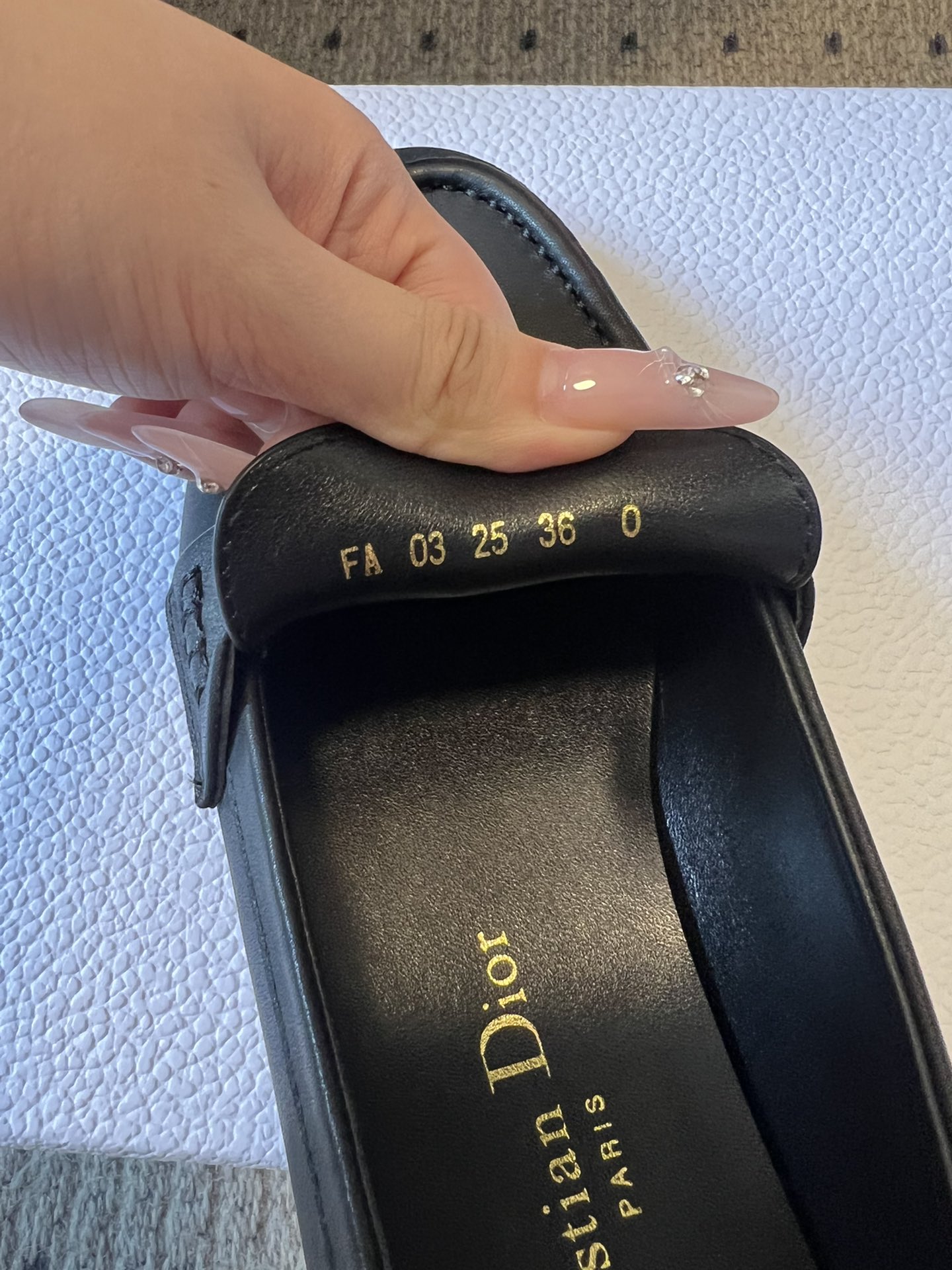 
Dio* 25ss 春夏新款Dior圆头平底乐福鞋

这款 My Dior 露跟高跟鞋是2025春夏成