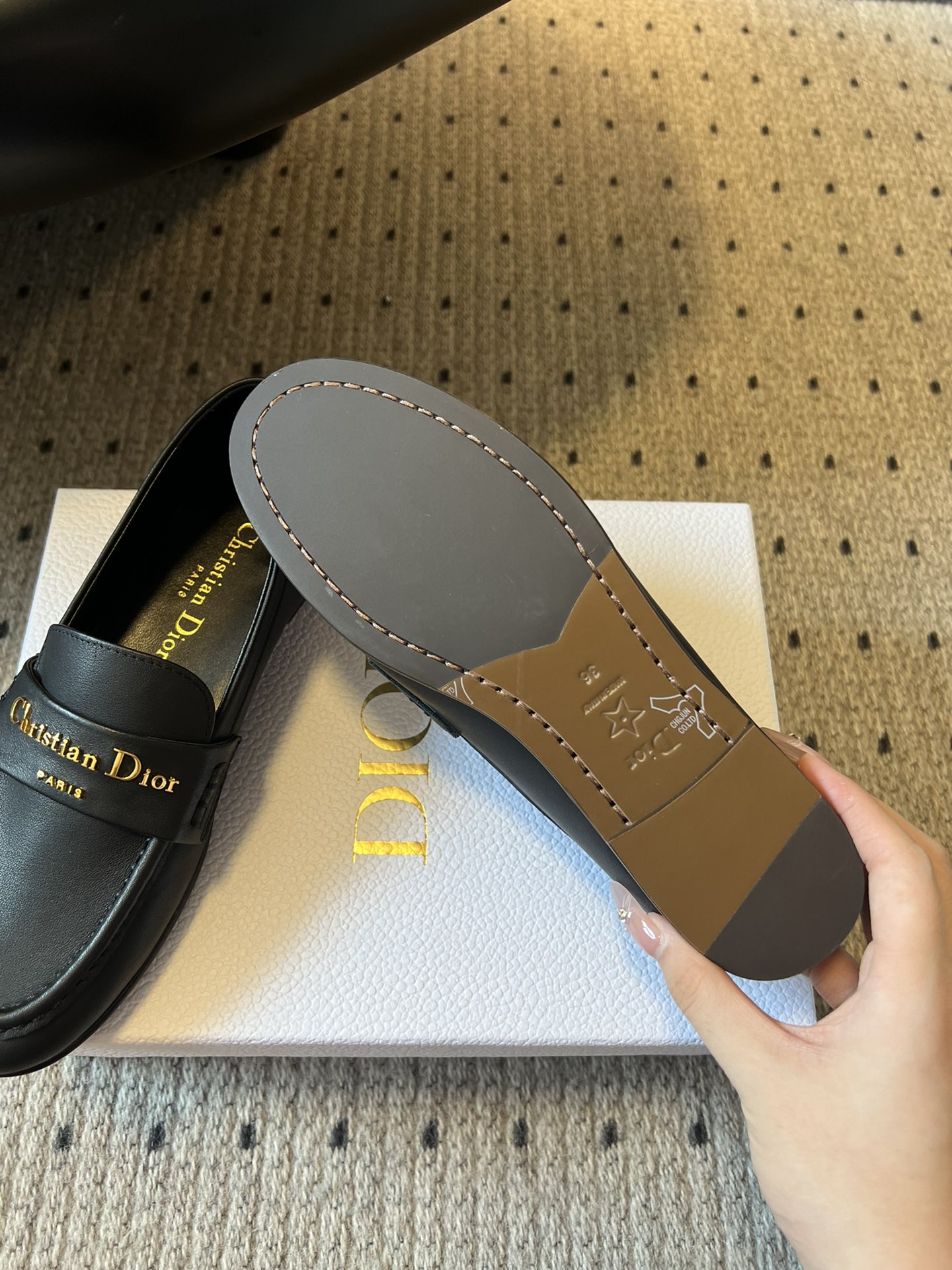 
Dio* 25ss 春夏新款Dior圆头平底乐福鞋

这款 My Dior 露跟高跟鞋是2025春夏成