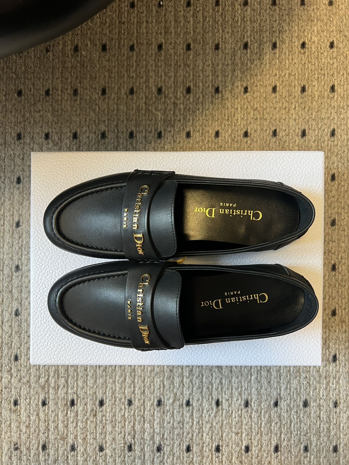 
Dio* 25ss 春夏新款Dior圆头平底乐福鞋

这款 My Dior 露跟高跟鞋是2025春夏成