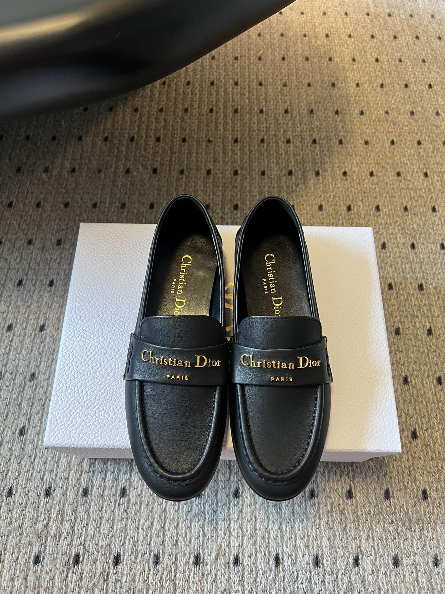 
Dio* 25ss 春夏新款Dior圆头平底乐福鞋

这款 My Dior 露跟高跟鞋是2025春夏成