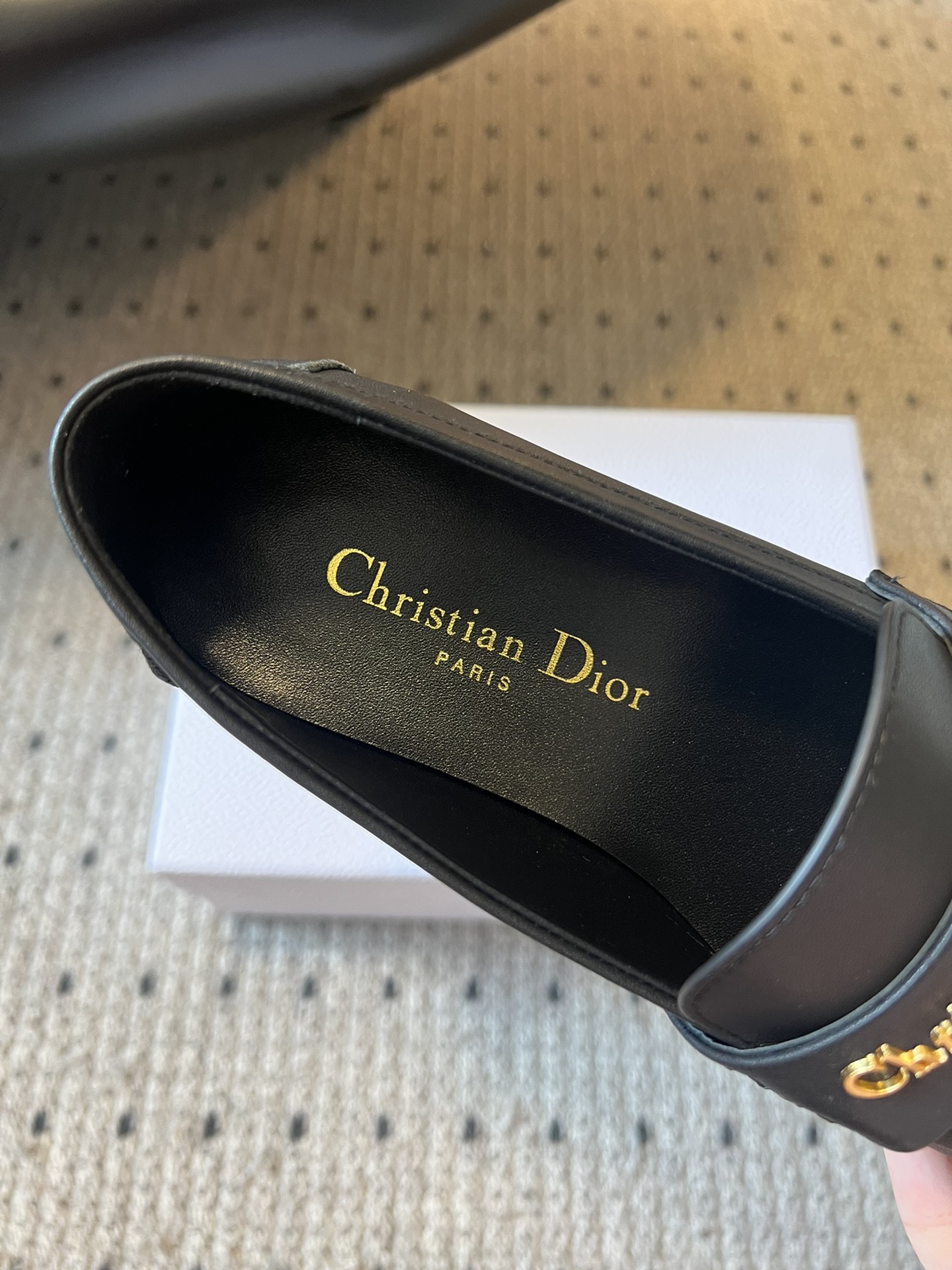 
Dio* 25ss 春夏新款Dior圆头平底乐福鞋

这款 My Dior 露跟高跟鞋是2025春夏成