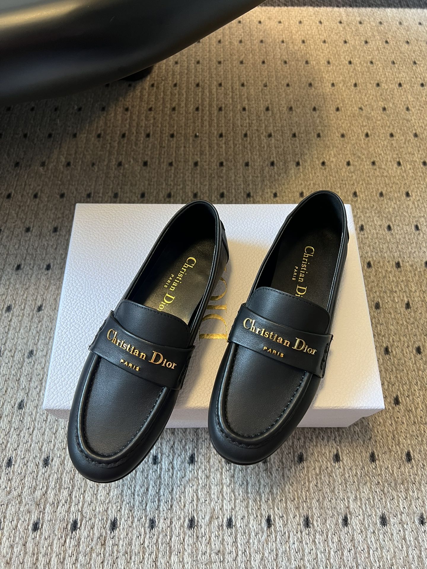 
Dio* 25ss 春夏新款Dior圆头平底乐福鞋

这款 My Dior 露跟高跟鞋是2025春夏成