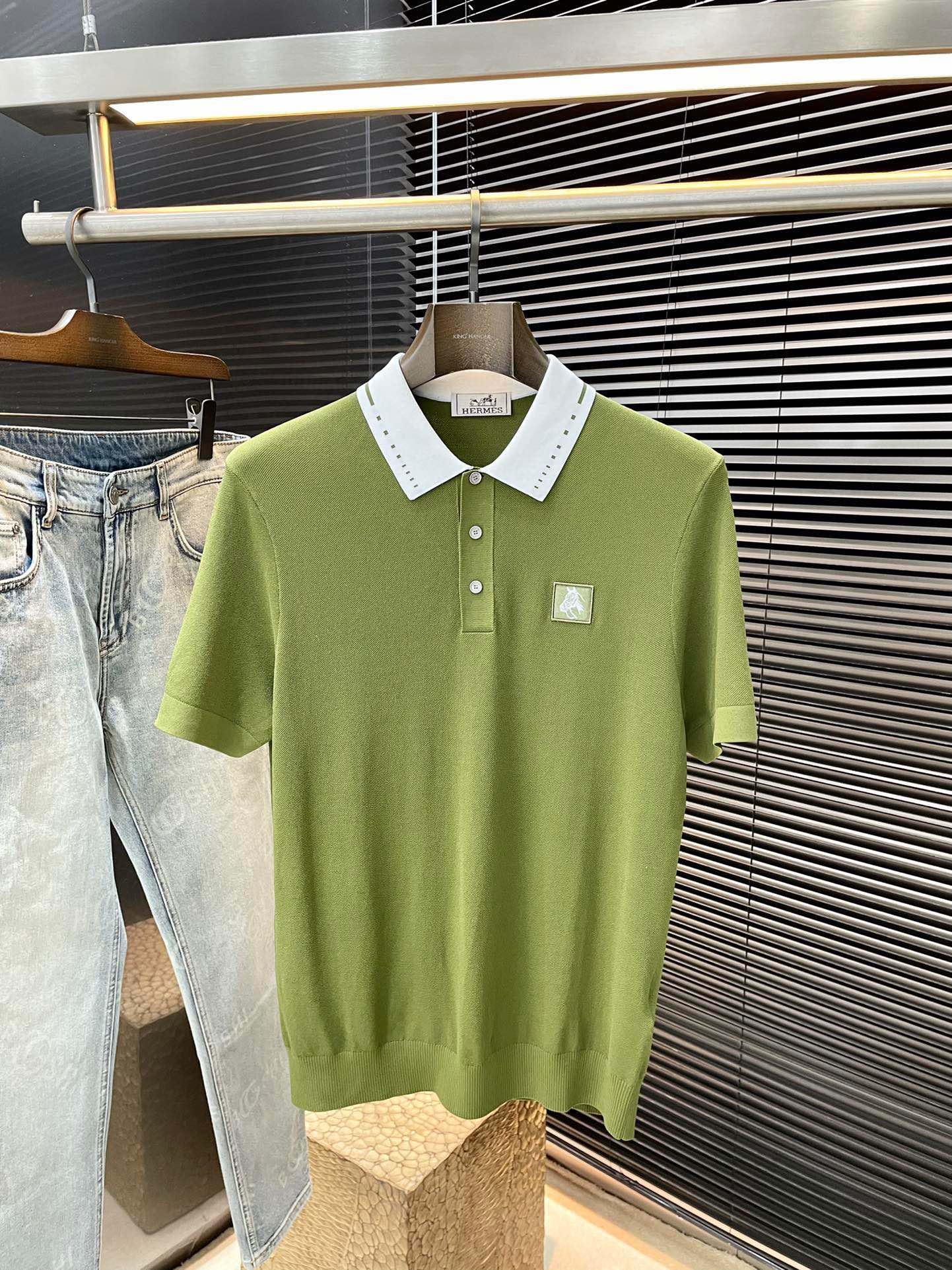 NO:449024,P HERMES (HERMES) 2025 spring and summer latest POLO short sleeves, using the latest Yilit fabric, soft feel, soft and comfortable ingredients, classic design style, special customization, simple cutting method splicing, reflecting the extraordinary craftsmanship of workers, full of high-end fashion sense!  The style is quite good at casual and versatile. Size M-3XL, hermes, hermes, T-shirt, alexander wang19860909P  HERMES（爱马仕）2025春夏最新款POLO短袖,采用最新伊力特面料 手感柔软、成分柔软舒适 经典设计风格 特殊定制 简单的裁剪方式拼接,体现出工人不凡的工艺,高端时尚感十足！版型相当赞休闲百搭款.尺码 M-3XL,,hermes,hermes,T-shirt,alexander wang,Men's clothing