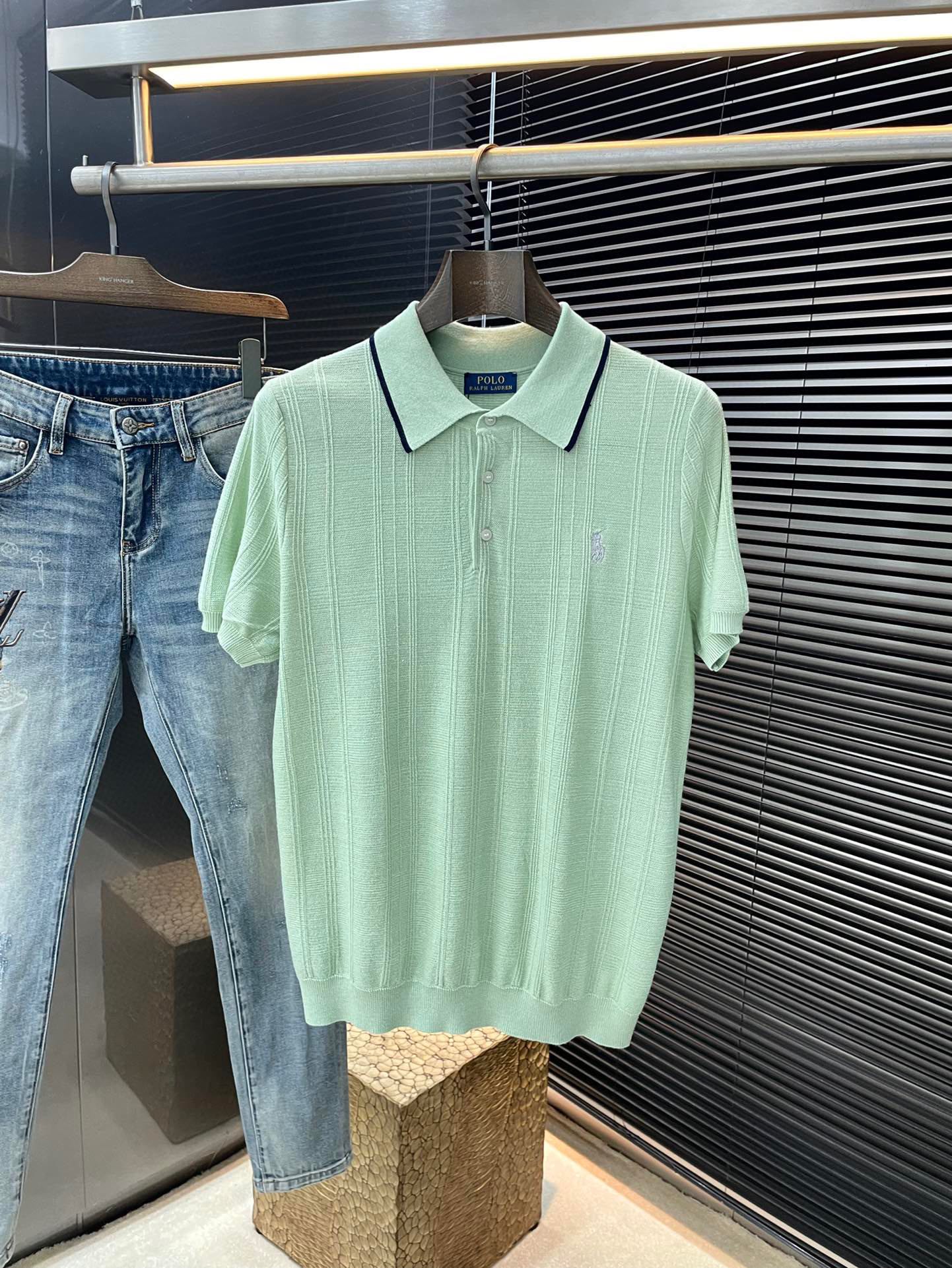 NO:449029,P Ralph Laur Paul The latest POLO short sleeves in spring and summer 2025, using the latest viscose fabric, which is resistant to washing and not easy to fade, has a soft feel and soft and comfortable composition. Classic design style, special customization, simple cutting method, reflecting the extraordinary craftsmanship of workers, full of high-end fashion sense!  The style is quite good at casual and versatile. Size 48-58, loro piana, T-shirt, alexander wang19860909P  拉夫劳Ralph Laur保罗 2025年春夏最新款POLO短袖,采用最新粘纤面料,耐水洗不易掉色,手感柔软、成分柔软舒适 经典设计风格 特殊定制 简单的裁剪方式拼接,体现出工人不凡的工艺,高端时尚感十足！版型相当赞休闲百搭款.尺码 48-58,,loro piana,T-shirt,alexander wang,Men's clothing