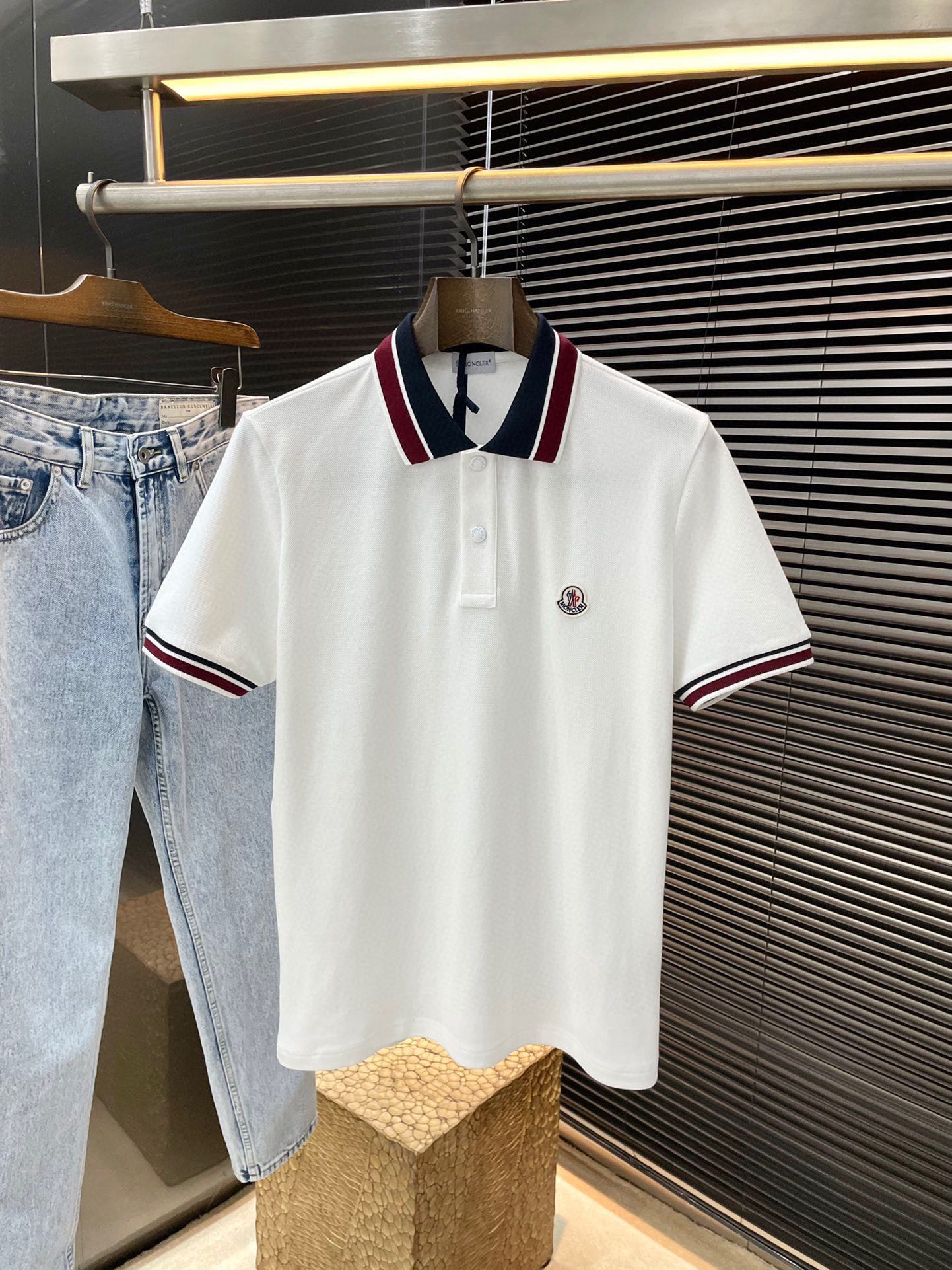 NO:449034,P Moncher- (Monkey) 2025 spring and summer new Polo short-sleeved shirt, this Polo shirt is made of high-end cotton bead floor fabric, classic collar, embellished with striped trim, chest with Mengjia logo patch, buttons are engraved with Mengjia English letters, original 1:1 development, complete three standards, business and casual, high-end wear on the outside and inside, the same style as men and women, highly recommended!  Color Royal Blue White Number of S M L XL, Moncler, T-shirt,alexander wang19860909P  Moncher-（蒙口）2025春夏新款Polo短袖,这款Polo衫采用高端棉质珠地面料制成,经典衣领,点缀条纹饰边,胸前饰有蒙家标识贴片,纽扣刻有蒙家英文字母,原版1:1开发,三标齐全,商务休闲,外穿内搭都高档次,男女同款,强烈推荐！颜色 宝蓝色 白色 码数 S M L XL,,Moncler,T-shirt,alexander wang,Men's clothing