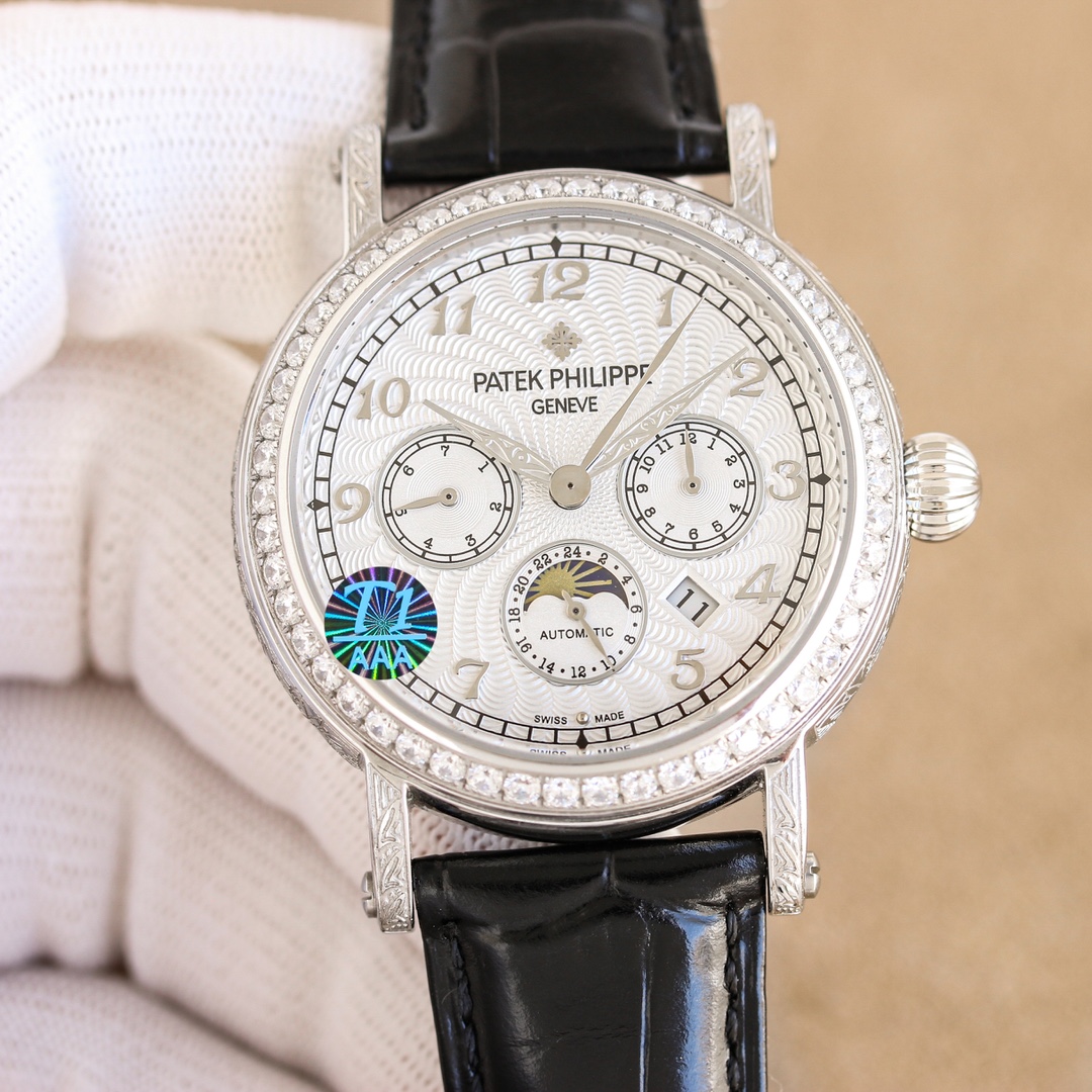 NO:339108,Platinum Diamond 50 The beautiful chapters between Patek Philippe carved watches In the dazzling galaxy of watchmaking, Patek Philippe carved watches are like the most dazzling star. On the dial, delicate and exquisite carvings are like flowers blooming in time. Every petal and every vein are carefully carved by the watchmaker with magical skills. The carving seems to give the watch life, showing a dynamic beauty between light and shadow. When the light falls gently, the carvings are like a lively elves dancing on the dial, performing a silent luxury dance. 1 Paired with the imported multi-functional movement [non-market domestic movement] (zero re-repair) function (24 hours, week/star/month) This watch has a power reserve of 38-48 hours.  2 imported 316L stainless steel, using vacuum plating in 18k quality furnace!  3 Paired with exclusive custom square scale cowhide strap 4 wear-resistant scratch-resistant sapphire glass mirror!  530 meters of living waterproof level. Patek Philippe is simple but not simple!  The quality of real-life shooting is consistent!  ,,patek philippe,cowhide19860909白金 钻50 百达翡丽雕花腕表腕间的绝美华章 在制表的璀璨星河里,百达翡丽雕花腕表宛如一颗最为耀眼的星辰. 表盘之上,细腻而精致的雕花宛如盛开在时光中的繁花.每一片花瓣、每一道脉络,皆由制表师以鬼斧神工般的技艺精心雕琢.那雕花仿若赋予了腕表生命,在光影交错间,展现出动态的美感.当光线轻轻洒落,雕花之处便似灵动的精灵在表盘上舞动,演绎着一场无声的奢华之舞. 1搭配进口多功能机芯【非市场普通国产机芯】（零返修）功能（24小时,星期/星辰/月份）此腕表拥有38-48小时动力储备. 2进口316L精钢,采用18k品质炉内真空电镀！ 3搭配独家定制方形鳞纹牛皮表带 4耐磨防刮蓝宝石玻璃镜面！ 530米生活防水等级. 百达翡丽（Patek Philippe） 简约而不简单！实物拍摄品质如一！,,patek philippe,cowhide,Watch