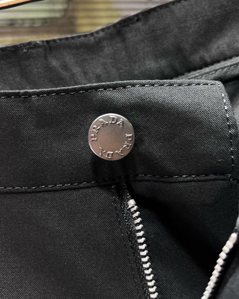 🔥Prada 普拉达2025ss 春夏新品，三角徽标饰商务休闲裤西裤，高奢内敛低调，轻松驾驭不挑人 裁剪