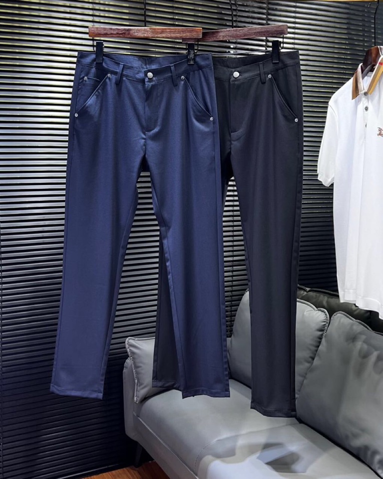 🔥Prada 普拉达2025ss 春夏新品，三角徽标饰商务休闲裤西裤，高奢内敛低调，轻松驾驭不挑人 裁剪
