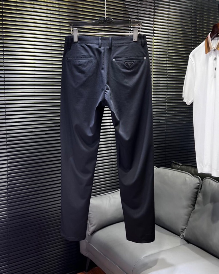 🔥Prada 普拉达2025ss 春夏新品，三角徽标饰商务休闲裤西裤，高奢内敛低调，轻松驾驭不挑人 裁剪