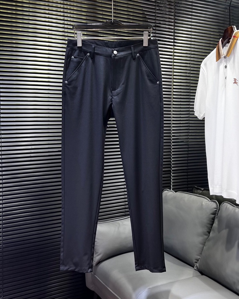 🔥Prada 普拉达2025ss 春夏新品，三角徽标饰商务休闲裤西裤，高奢内敛低调，轻松驾驭不挑人 裁剪