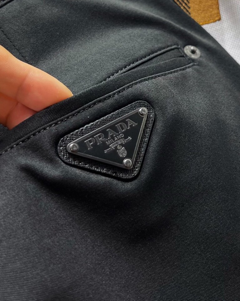 🔥Prada 普拉达2025ss 春夏新品，三角徽标饰商务休闲裤西裤，高奢内敛低调，轻松驾驭不挑人 裁剪