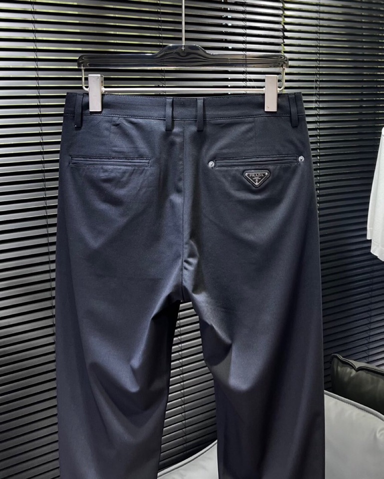 🔥Prada 普拉达2025ss 春夏新品，三角徽标饰商务休闲裤西裤，高奢内敛低调，轻松驾驭不挑人 裁剪