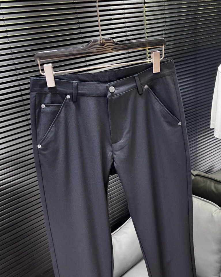 🔥Prada 普拉达2025ss 春夏新品，三角徽标饰商务休闲裤西裤，高奢内敛低调，轻松驾驭不挑人 裁剪