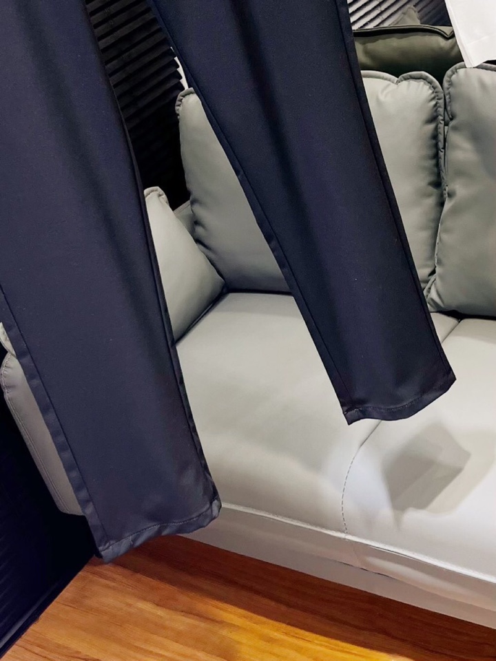 🔥Prada 普拉达2025ss 春夏新品，三角徽标饰商务休闲裤西裤，高奢内敛低调，轻松驾驭不挑人 裁剪