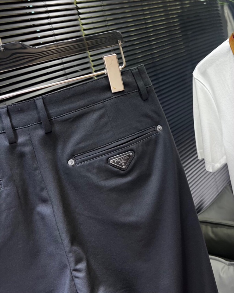 🔥Prada 普拉达2025ss 春夏新品，三角徽标饰商务休闲裤西裤，高奢内敛低调，轻松驾驭不挑人 裁剪