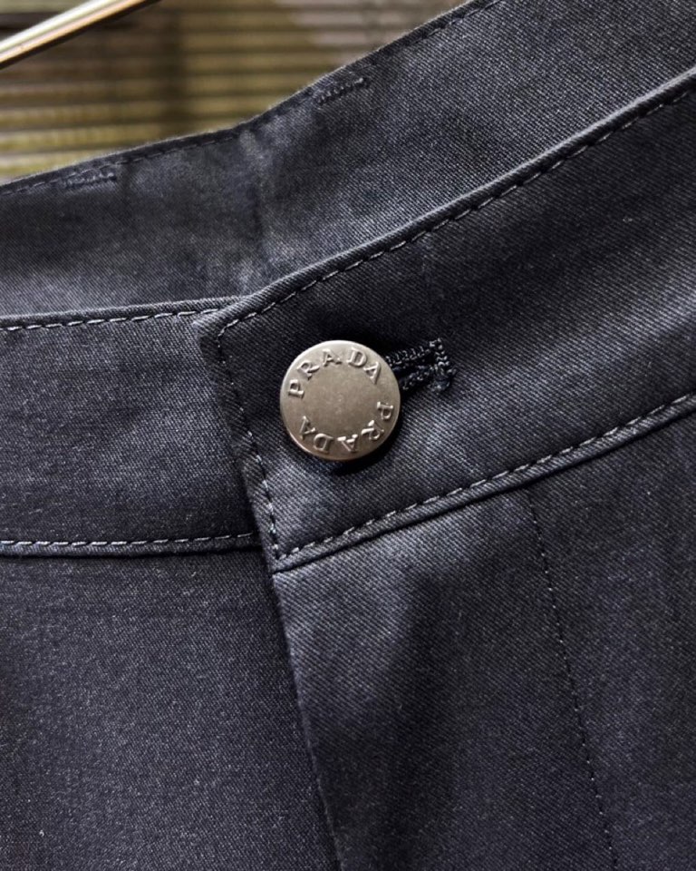 🔥Prada 普拉达2025ss 春夏新品，三角徽标饰商务休闲裤西裤，高奢内敛低调，轻松驾驭不挑人 裁剪