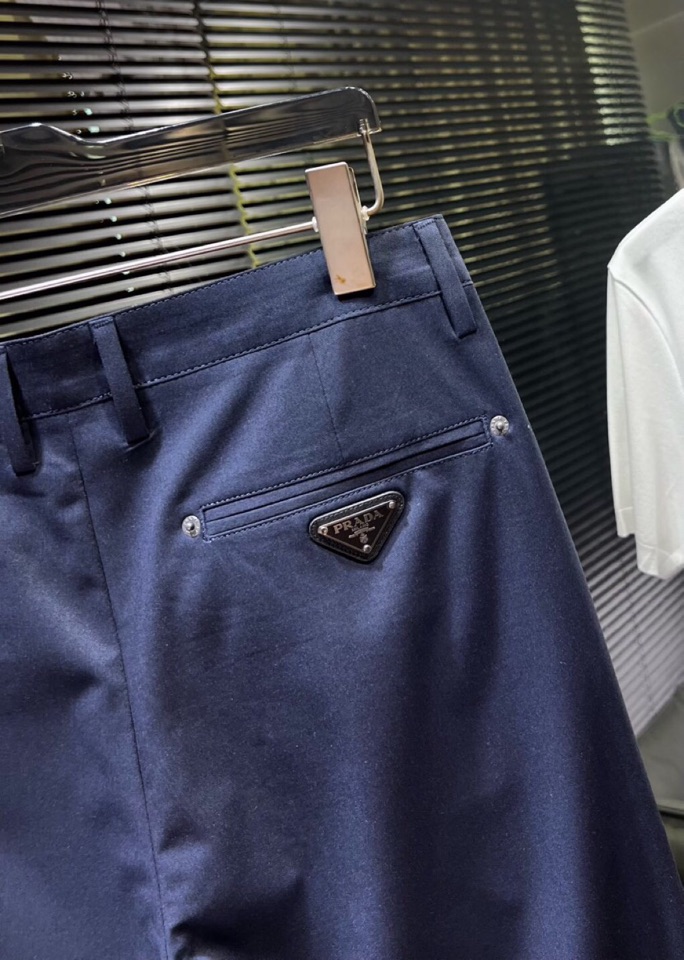 🔥Prada 普拉达2025ss 春夏新品，三角徽标饰商务休闲裤西裤，高奢内敛低调，轻松驾驭不挑人 裁剪