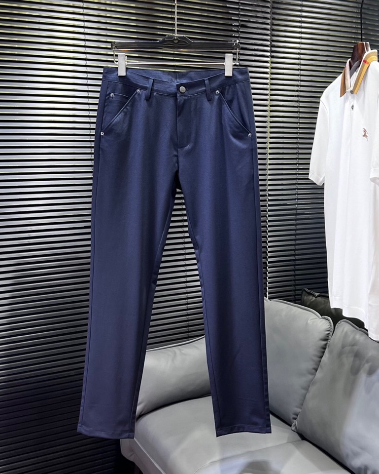 🔥Prada 普拉达2025ss 春夏新品，三角徽标饰商务休闲裤西裤，高奢内敛低调，轻松驾驭不挑人 裁剪