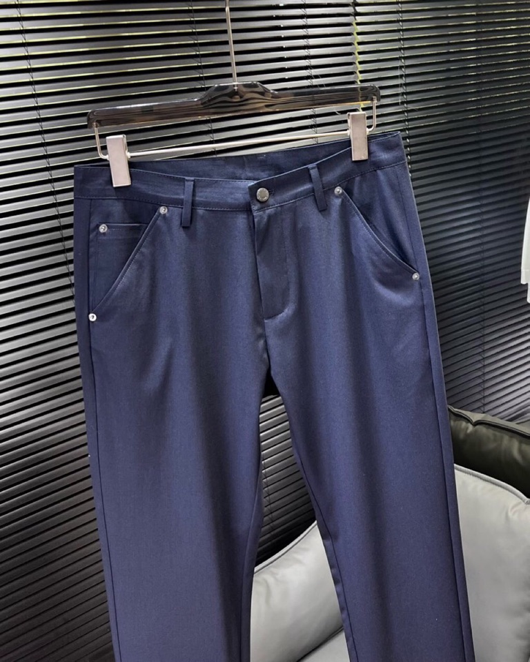 🔥Prada 普拉达2025ss 春夏新品，三角徽标饰商务休闲裤西裤，高奢内敛低调，轻松驾驭不挑人 裁剪