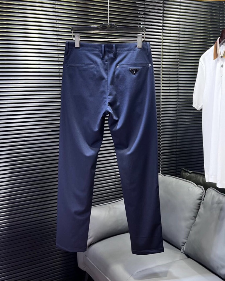 🔥Prada 普拉达2025ss 春夏新品，三角徽标饰商务休闲裤西裤，高奢内敛低调，轻松驾驭不挑人 裁剪