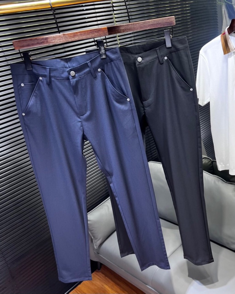 🔥Prada 普拉达2025ss 春夏新品，三角徽标饰商务休闲裤西裤，高奢内敛低调，轻松驾驭不挑人 裁剪